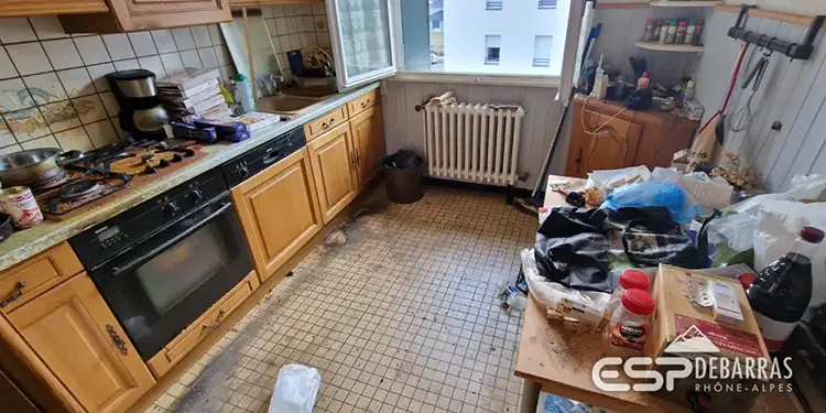 Une cuisine à nettoyer après un syndrome de Diogène sur Dole dans le Jura